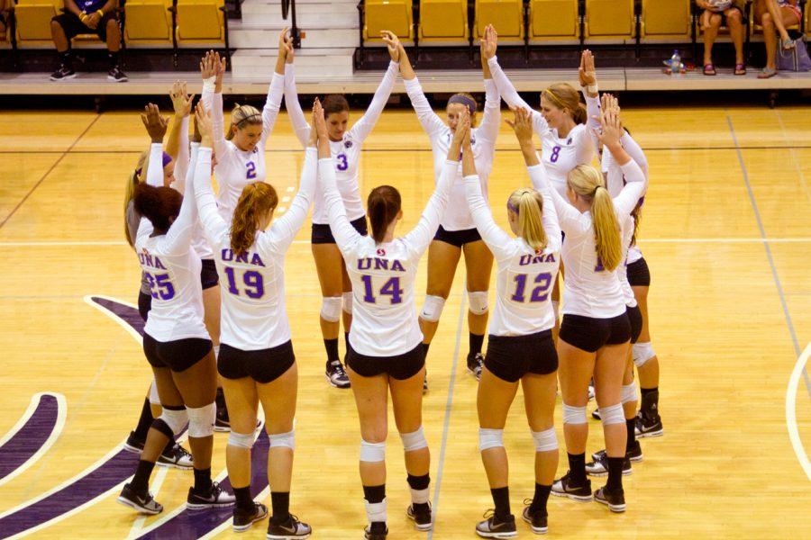 UNAs+volleyball+team+prepares+for+a+scrimmage+game+against+Gadsden+State%2C+Sunday+at+Flowers+Hall.%0A