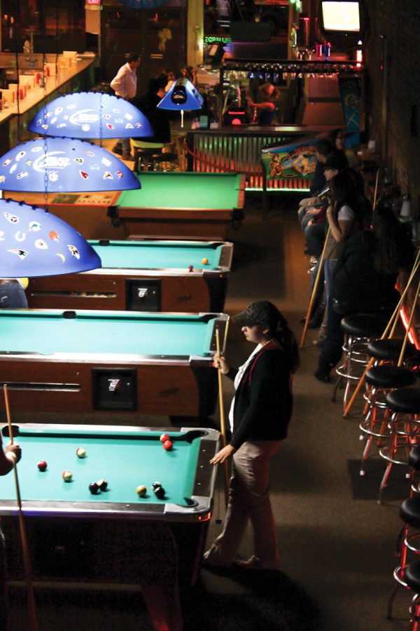 Tennessee Street Bar and Grille is located downtown and offers food, beer and pool tables. The bar also allows smoking.
