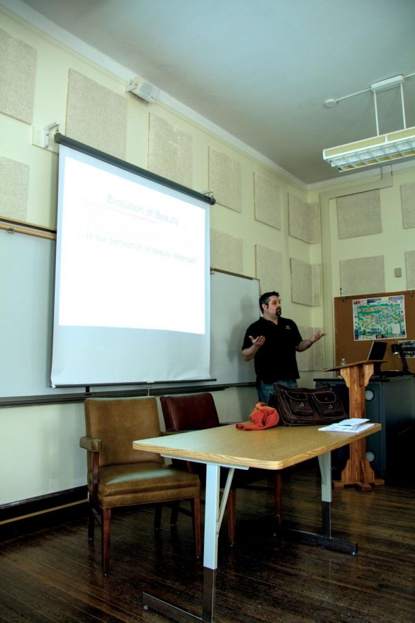 English Professor Stephen Melvin teaches a learning community.
